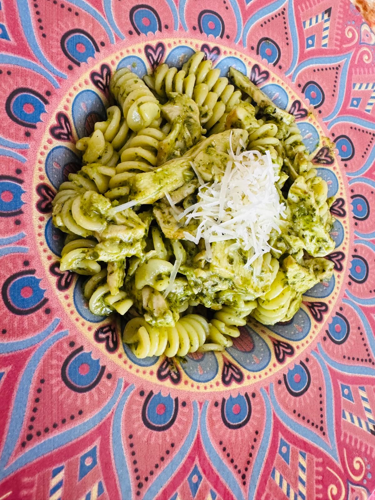 Fusilli al Pesto y Pollo